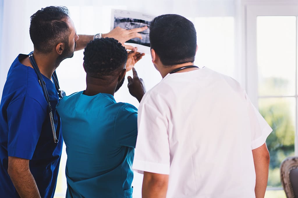 Médecins devant radio